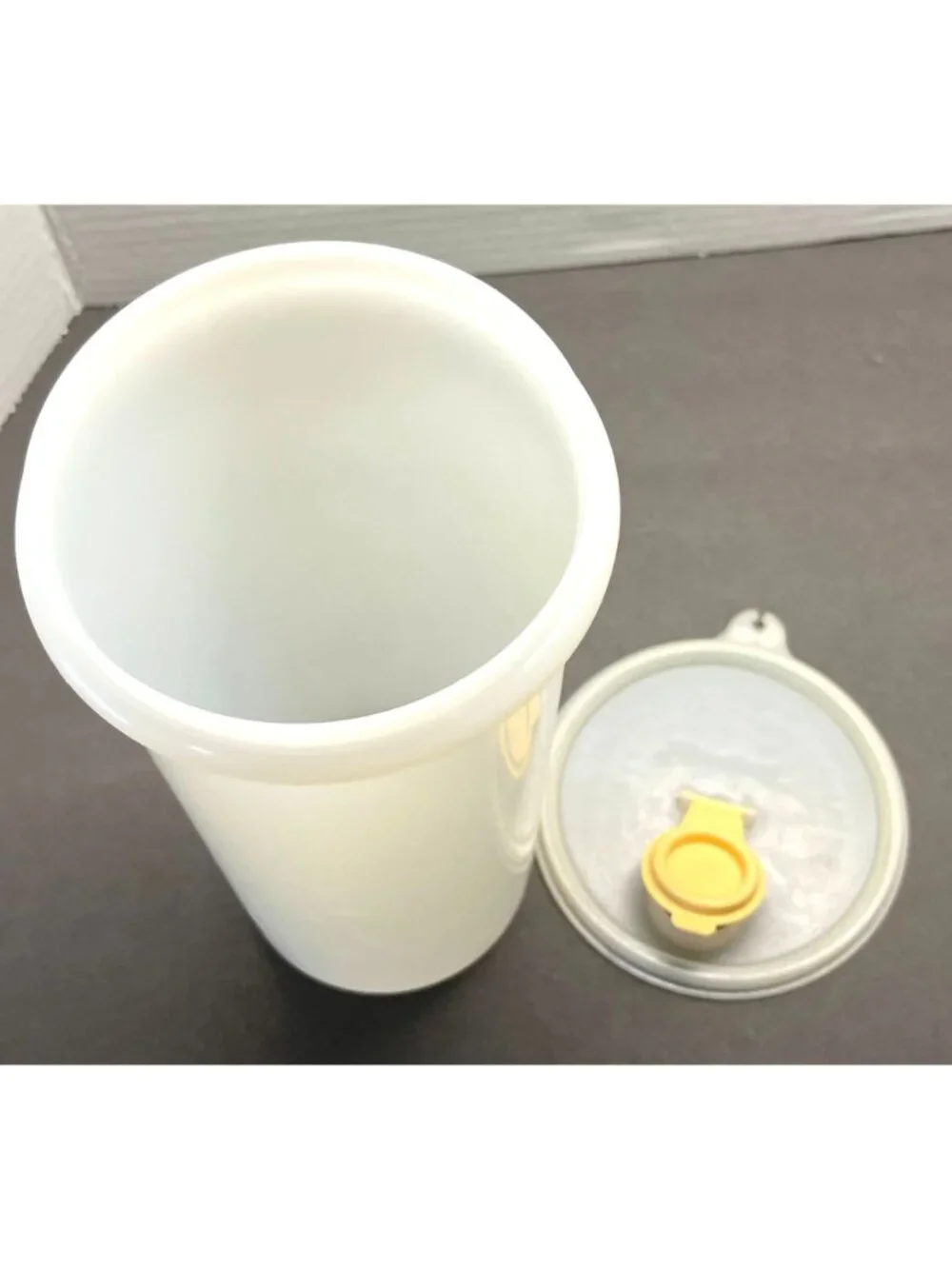 Tupperware Beverage Container 261-17 Vintage Juice Drink Storage with Lid 463-4